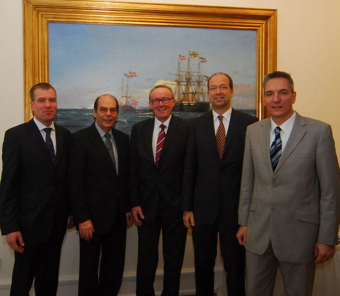 Gruppenbild mit (v. li.): Jan-Nikolas Sontag, Ernst Haack (Vogel Business Media), Bernd Schweitzer, Dr. Axel Koblitz (ZDK) und Wolfgang Michel (»kfz-betrieb«). (Archiv: Vogel Business Media)