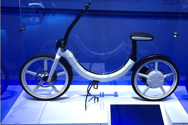 Auch das faltbare Designer-E-Bike präsentiert sich derzeit nur im Schaukasten.  (Michel)