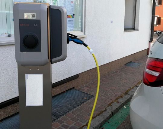 Viele befürchten, dass große Firmen in einigen Jahren nur noch Elektroautos in der Flotte haben dürfen. Bei den CO2-Regeln kommt man in der EU-Kommission aber nicht so recht weiter und es gibt auch scharfe Kritik für diese Art von Ideen ...(Bild:  Grünpow)