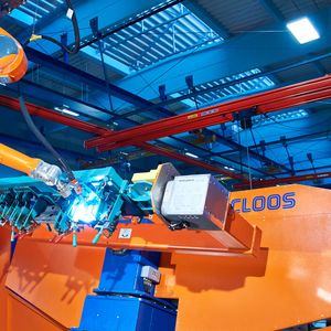 Die kompakten Roboterschweißanlagen benötigen wenig Platz und lassen sich einfach in jede Fertigungsstraße integrieren.