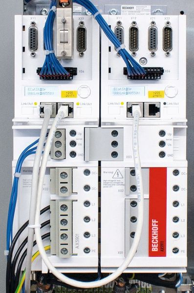Zwei Servoverstärker AX5206 mit TwinSAFE-Karte AX5805 steuern die OCT-Servomotoren AM8000 an. (Bauer Steuerungstechnik)