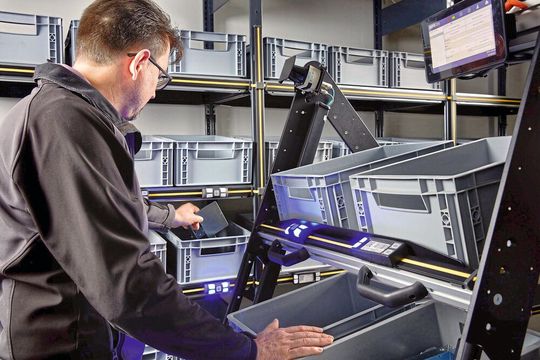 Safelog hat mit „ASi-5“ jetzt einen neuen Standard in seinen Kommissioniersystemen implementiert. Zu den ersten Anwendern gehört übrigens Mercedes-Benz. Lesen Sie hier, welche Vorteile das neue System im Vergleich zum Vorgänger „ASi-3“ ins Feld führt. Safelog hat mit „ASi-5“ jetzt einen neuen Standard in seinen Kommissioniersystemen implementiert. Zu den ersten Anwendern gehört übrigens Mercedes-Benz. Lesen Sie hier, welche Vorteile das neue System im Vergleich zum Vorgänger „ASi-3“ ins Feld führt.