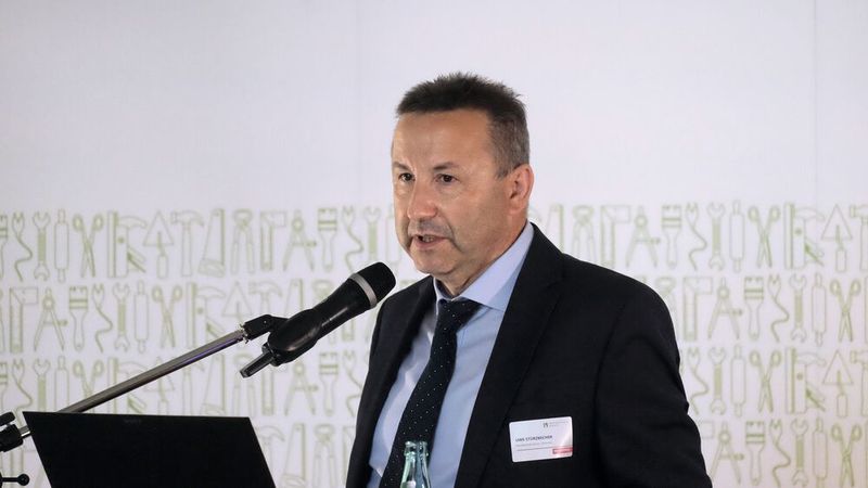 Uwe Stürzbecher von der Handwerkskammer Chemnitz führte in das Thema Euro 7 und die neuen Emissionsgrenzen ein. (Bild: Zietz/»kfz-betrieb«)