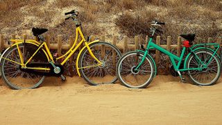 Alle Objekte einer Klasse besitzen gleiche Attribute, die sich mit unterschiedlichen Werten besetzen lassen, hier beispielsweise Rahmenfarbe oder Reifengröße. (Bild: bogs)