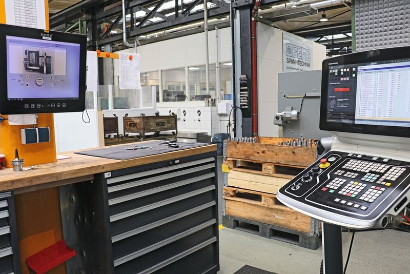 In close proximity to the machining center is an industrial PC (on the left in the image), giving the machine operator access to the tool management system. (Image:Haimer)