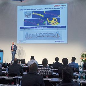 Dr. Alberto Gotti, Mikron Tool zeigte am Beispiel eines Knochenimplantats, wie Titan mit geeigneten Werkzeugen effizient und prozesssicher gefräst werden kann. 