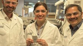 Associate Professor Matthew Hill, Dr. Mahdokht Shaibani und Professor Mainak Majumder mit einem Prototyp des neuen Lithium-Schwefel-Akkus. (MONASH University)