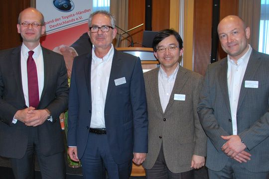 Ulrich Selzer, Geschäftsführer Toyota Deutschland, Händlerverbandspräsident Burkhard Weller, Toyota-Deutschland-Präsident Toshiaki Yasuda und Udo Jüngling, Geschäftsführer des Händlerverbands (v.l.). (Archiv: Vogel Business Media)