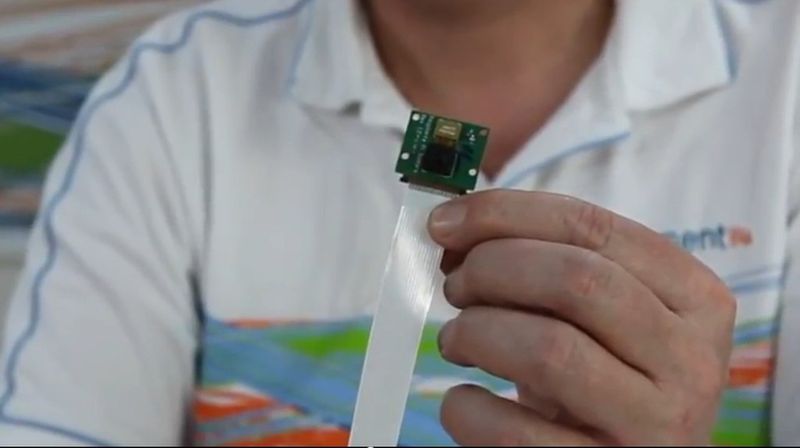 Mike Powell von Farnell element14 erklärt das Kameramodul für den Raspbery Pi: (Bild: Farnell)