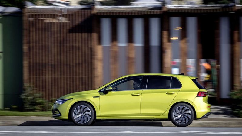 Der VW Golf ist und bleibt der meistverkaufte Gebrauchtwagen in Deutschland. Am beliebtesten sind Fahrzeuge, die maximal vier Jahre alt sind und einen Verbrennungsmotor haben.(Bild:  Volkswagen AG)