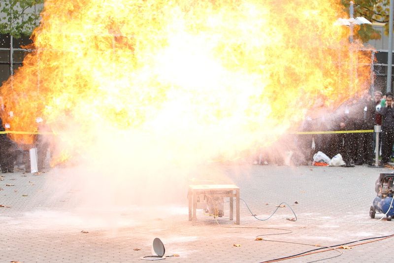 ...da sieht diese Feuer-Explosion schon gefährlicher aus. (Bild: Nürnberg Messe)