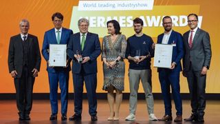 Die Gewinner des diesjährigen Hermes Award 2026: Schaeffler wurde für eine Plattform für hochintegrierte Aktuatoren prämiert. Das Schweizer Startup hat die Trophäe des Hermes Startup Awards für die Entwicklung von ultradünnen Festkörperbatterien erhalten. (Bild: Deutsche Messe)
