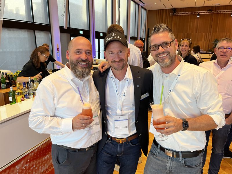 Axel Conrad, BlackBerry (v. l.), versucht den 