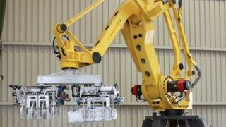Säcke werden mit dem Knickarmroboter Beumer Robotpac effektiv palettiert. (Bild: Beumer)
