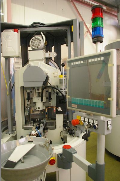 Une machine à étamper automatiquement... Dans les ateliers de Valprécision à Chalais (VS). (Image: MSM/JR Gonthier) (Archiv: Vogel Business Media)