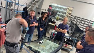 Vorführung des Sikatak Elite Power Cure Scheibenklebers bei Fix Auto Dresden Nord. (Bild: Fix Auto)