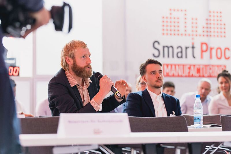 Die Besucher teilen auch wertvolle Erkenntnisse aus eigenen Projekten. (Bild: Stefan Bausewein)