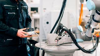 Ein Team aus Mensch und Roboter schafft kundenindividuelle, effiziente Schweißlösungen.
 (Fraunhofer IEM)