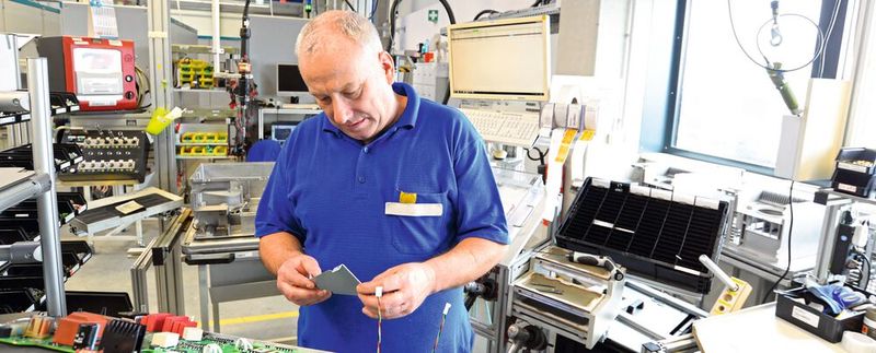 Neue Technologien bieten dem Werker an Handarbeitsplätzen Unterstützung bei der Montage.(Bild:  © industrieblick - stock.adobe.com)