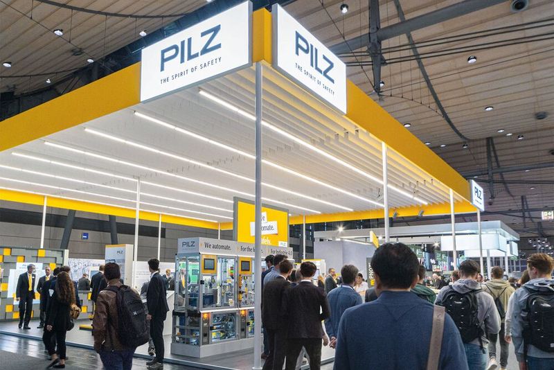 Natürlich darf auch Pilz auf der SPS nicht fehlen. Das Unternehmen zeigt Neuheiten aus dem Bereich Bedienen und Beobachten für das Identification and Access Management sowie funktionale Features für das Sicherheitsgitter Psen Opt II. Bei der Produktfamilie seiner konfigurierbaren Kleinsteuerung Pnoz Multi 2 kommt ein neues Power-Basisgerät sowie die Integration von Security hinzu. SPS 2022: Halle 9, Stand 370. (Bild: Pilz)