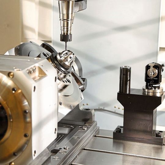Blick in den Bearbeitungsraum des Fanuc BAZ α-D21MiB5ADV Plus, hier eine Fräsoperation an einem typischen Bauteil für Fräs- und Drehoperationen. Blick in den Bearbeitungsraum des Fanuc BAZ α-D21MiB5ADV Plus, hier eine Fräsoperation an einem typischen Bauteil für Fräs- und Drehoperationen.