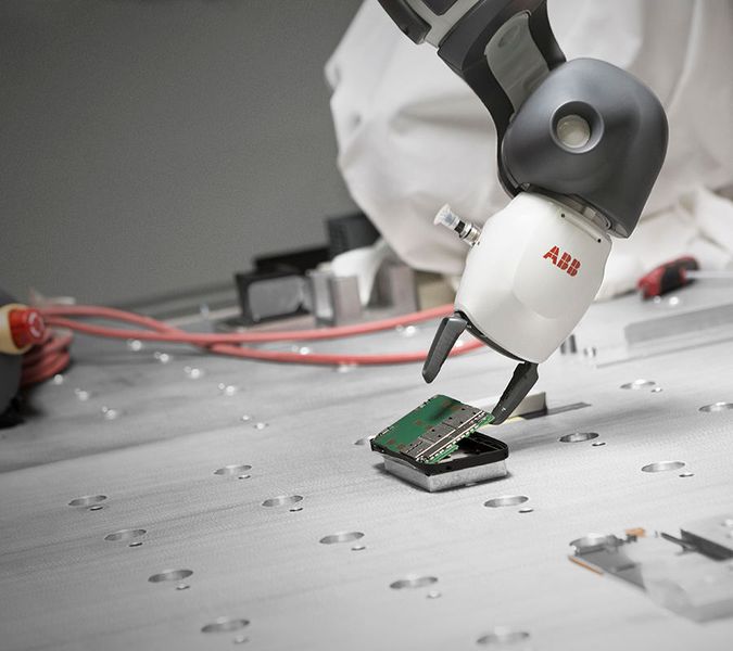 Teamwork zwischen Mensch und Roboter kann so aussehen, dass der Roboter einfach zu automatisierende Aufgaben übernimmt, während der Mensch anspruchsvollere Arbeiten ausführt. (VDI)