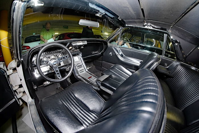 Überschaubar: Der Innenraum des Ford Thunderbird (1964) bietet viel Platz und wenig Knöpfe. (Zietz/»kfz-betrieb«)