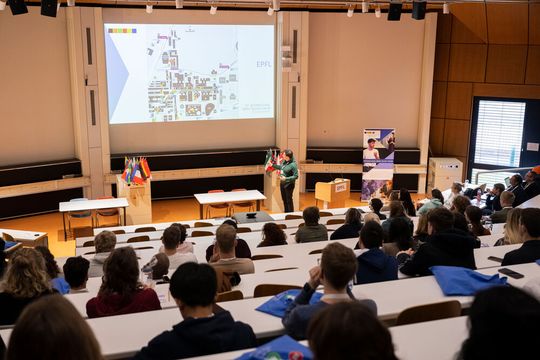 Des lauréats présentent leur idée répondant au thème de l'économie circulaire. Des lauréats présentent leur idée répondant au thème de l'économie circulaire.