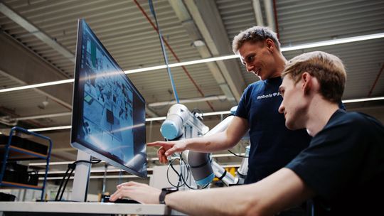Mit Wandelbots Nova sollen Physical-AI-Anwendungen schneller entwickelt und in die industrielle Praxis übertragen werden.(Bild:  Schaeffler & Wandelbots)