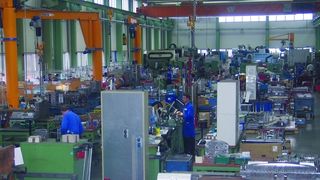 Gut ausgebildete Mitarbeiter in Fertigung und Montage sorgen ebenso für hohe Qualitätsstandards der Spritzgießwerkzeuge wie Automation und Prozessstandardisierung.  Bilder: Kuttkat (Archiv: Vogel Business Media)