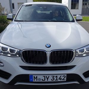 Den gesamten Vorderbau bis zur B-Säule übernahmen die Designer vom Facegelifteten X3.