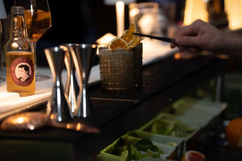 Und natürlich darf bei den IT-Awards eines traditionell nicht fehlen: der gemütliche Ausklang mit netten Gesprächen und tollen Drinks an der Bar! (Bild: Manuel Emme Fotografie)