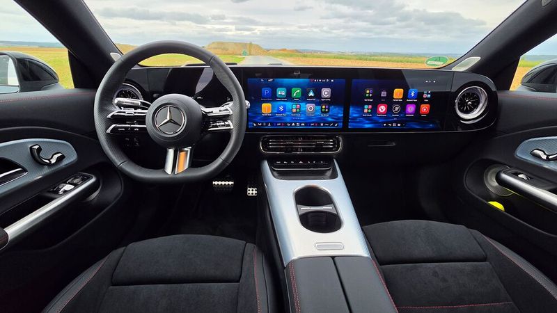 3. Der Innenraum: Das Armaturenbrett sorgt für ein echtes Wow-Erlebnis: Das 10,25 Zoll große Fahrerdisplay, das 14 Zoll messende zentrale Mediendisplay und das ebenso große Beifahrerdisplay bilden eine beeindruckende optische Einheit, die sich über die komplette Breite des Armaturenbretts zieht. Der so genannte MBUX-Supersceen hat eine gestochen scharfe Grafik. Das Raumgefühl auf den vorderen Sitzen ist großzügig.    (Bild: Mauritz – VCG)