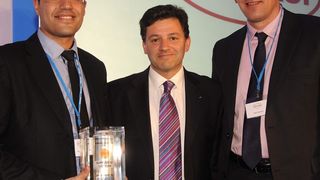 Die Preisverleihung nahe London (von links) Aziz Mabrouki (Henkel), Graham Chipchase (Rexam
Vorstandsvorsitzender), Mark Sowerby (Henkel).  (Bild: Henkel)