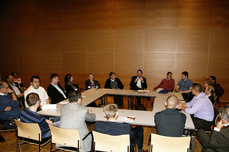Der Tisch ist (fast) rund beim Roundtable mit Oliver M. Achten. (IT-BUSINESS Akademie)