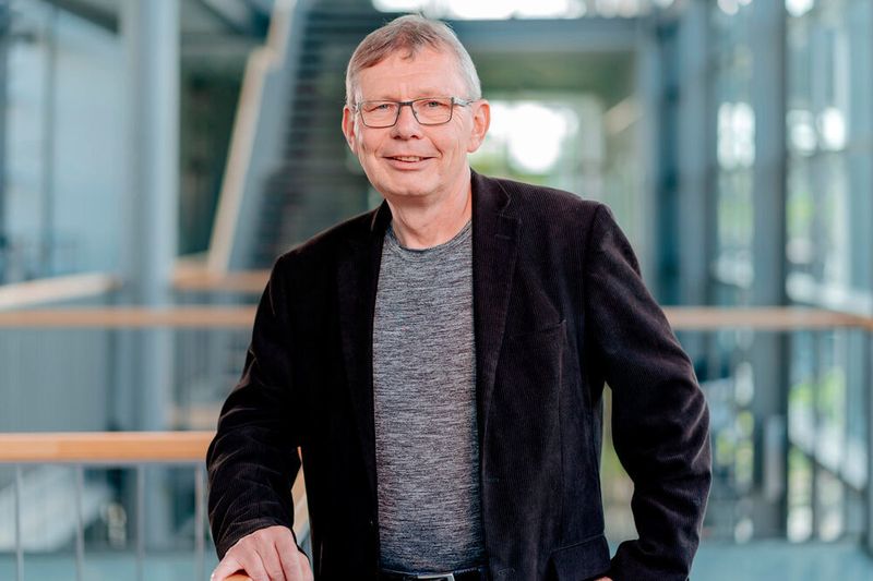 Prof. Dr.-Ing. Andreas Seidel-Morgenstern, Direktor am Max-Planck-Institut für Dynamik komplexer technischer Systeme Magdeburg, wird mit dem „ACS Preis für bezahlbare grüne Chemie“ (ACS Award for Affordable Green Chemistry) der US-amerikanischen Chemikervereinigung (American Chemical Society ACS) ausgezeichnet. (Max-Planck-Institut Magdeburg / Stefan Deutsch)