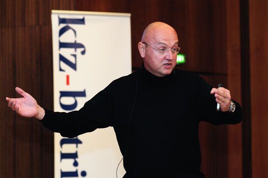 Hermann Wilkes (Institut für strategische Neukundengewinnung) regte mit seinem Vortrag „Turnaround im Automobilhandel – Neukundengewinn mit System“ die Diskussion an.  (Archiv: Vogel Business Media)