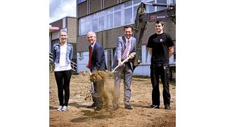 Spatenstich in Schlierbach: die beiden Stama-Geschäftsführer Helmut Michels (2. v. l.) und Crispin Taylor mit zwei Auszubildenden. (Bild: Stama)