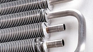 Bild 1: Viele Kühlkörper werden heute aus Gewichts- und Kostengründen aus Aluminium gefertigt und sollten nicht mit Messinganschlüssen kombiniert werden. (Bild: Eisele)