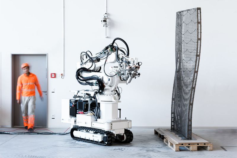 Der zwei Meter große Bauroboter  und der Prototyp einer doppelgekrümmten „Mesh Mould“-Wand im Robotic Fabrication Laboratory der ETH Zü- rich.  (Bild: NCCR Digital Fabrication, 2017)