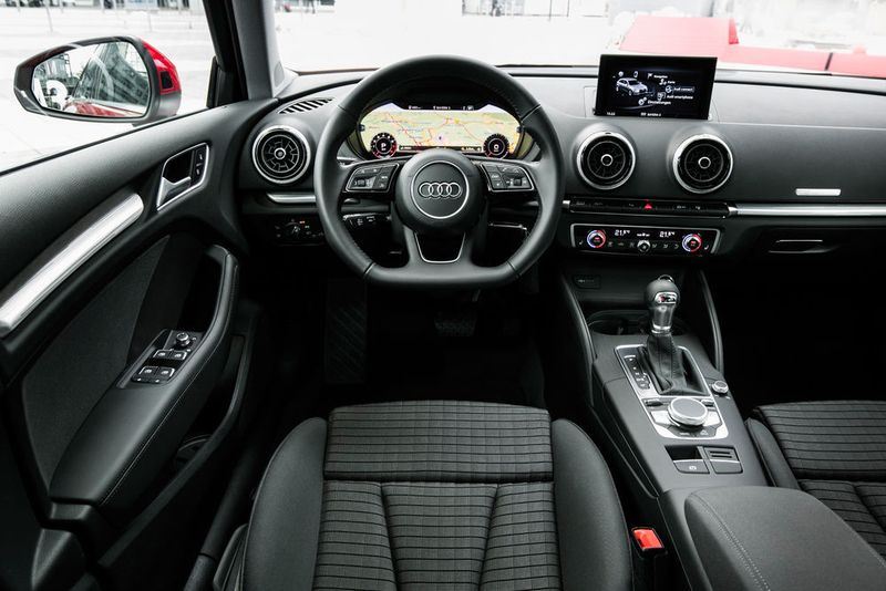 Nach Audi TT, R8, Q7, A4 und Q2 gibt es beim A3 optional das Audi Virtual Cockpit. Das Interieur für den A3 ist auf modular aufgebauten Ausstattungslinien ausgerichtet, die sich erstmals auch auf Details des Exterieurs auswirken. (Audi)