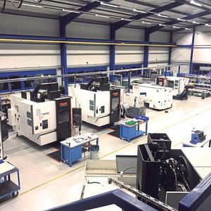 Blick in die fein ausgestattete Produktionslandschaft bei ZT Odenwald mit modernen CNC-Drehmaschinen, -Langdrehautomaten und 5- sowie 3-Achs-Fräszentren.