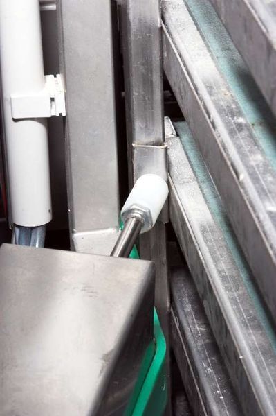 Der Zuführwagen für Teiglinge wird in die Belaugungsmaschine eingeschoben und mit einem Pneumatik-Zylinder fest angedockt. (Archiv: Vogel Business Media)