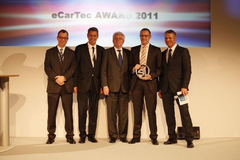 v.l. Martin Altepost, Jurymitglied, TÜV Süd Automotive; Roboter Metzger, MunichExpo; Martin Zeil, Bayerischer Landesminister für Wirtschaft, Infrastruktur, Verkehr und Technologie; Rolf Najork, Leiter Schaeffler Systemhaus eMobilität, Jan Stecker, Moderator und TV-Journalist. (Archiv: Vogel Business Media)