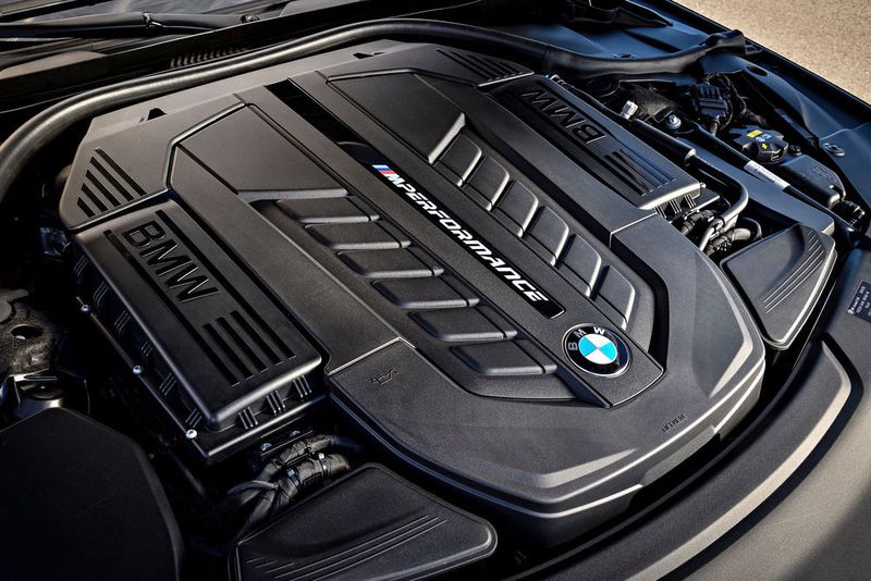 Der immer mit Allradantrieb kombinierte 6,6 Liter große Bi-Turbo-Motor ist das bislang särkste Aggregat der Marke. (BMW)