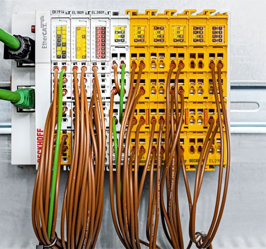 EthercatT- und Twinsafe-Klemmen im Schaltschrank zur Steuerung des Orchestergrabens.(Bild:  © www.justphoto.hu)