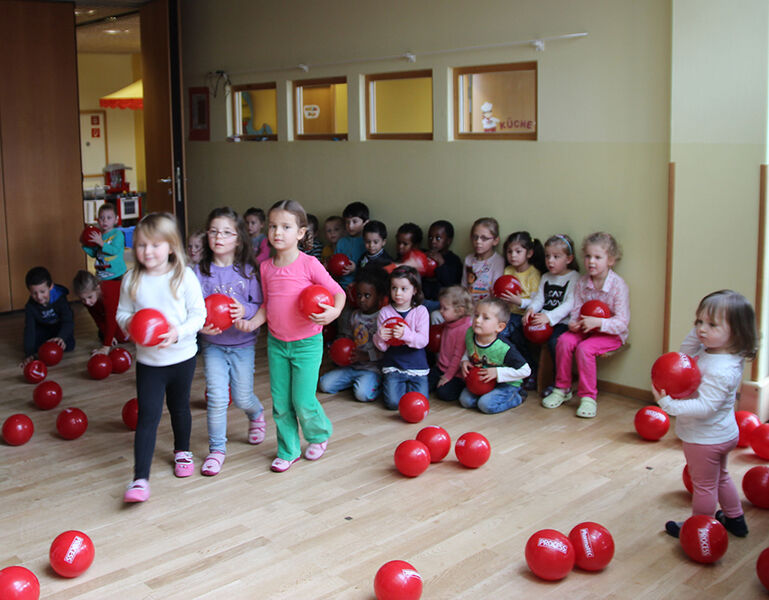Ein Ball für jedes Kind und der Rest für die Einrichtung, bspw. zum Turnen und natürlich Ball spielen. www.process.de/insrollen #insrollen (Bild: PROCESS)