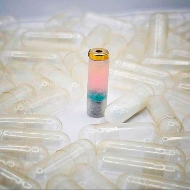 Etwa so groß wie eine Pille enthält MEDS eine winzige Kammer mit Bio-Tinte und einen Feder‑Kolben‑Mechanismus, der das Material herausdrückt.  (Bild: EPFL)