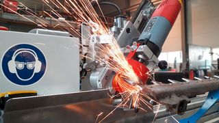 Das Messerschärfgerät SG-14 schleift ein Mähbalken-Messer mit 2,40 m Länge innerhalb 
von nur 14 Minuten. (Bild: BBS GmbH)