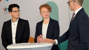 Im Rahmen der jüngsten Wirtschaftspressekonferenz von Plastics Europe Deutschland wurde klar, dass die deutsche Kunststoffindustrie weiterhin zu kämpfen hat. In der Mitte steht Dr. Christine Bunte, Hauptgeschäftsführerin des Verbandes. Was man nun braucht, zeigt dieser Beitrag ... (Bild: Plastics Europe Deutschland)